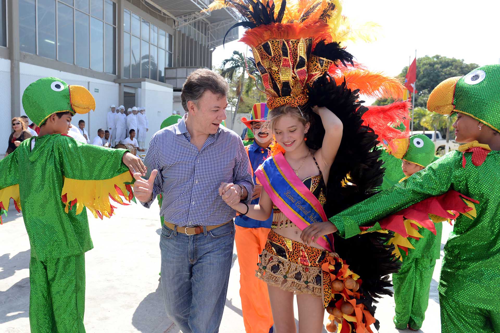 El Presidente Santos disfrutó de la presentación de la reina del Carnaval Infantil de Pescaíto, Laura Mariel Llano y la danza ‘Los Pericos’.